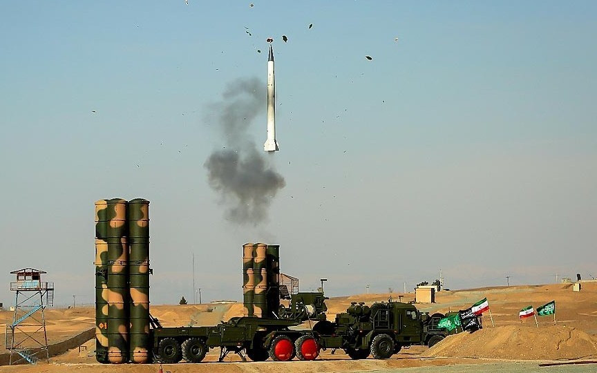 Iran hiện đang sở hữu một số vũ khí phòng không của Nga và Liên Xô, đáng chú ý nhất là hệ thống S-200 được mua vào những năm 1990. Khoảng một thập kỉ sau nước nay cũng đã đặt hàng hệ thống S-300PMU-1, tiền thân của S-400, mặc dù việc giao hàng đã bị đóng băng dưới thời chính quyền ông Dmitry Medvedev.