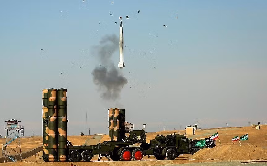 Iran hiện đang sở hữu một số vũ khí phòng không của Nga và Liên Xô, đáng chú ý nhất là hệ thống S-200 được mua vào những năm 1990. Khoảng một thập kỉ sau nước nay cũng đã đặt hàng hệ thống S-300PMU-1, tiền thân của S-400, mặc dù việc giao hàng đã bị đóng băng dưới thời chính quyền ông Dmitry Medvedev.