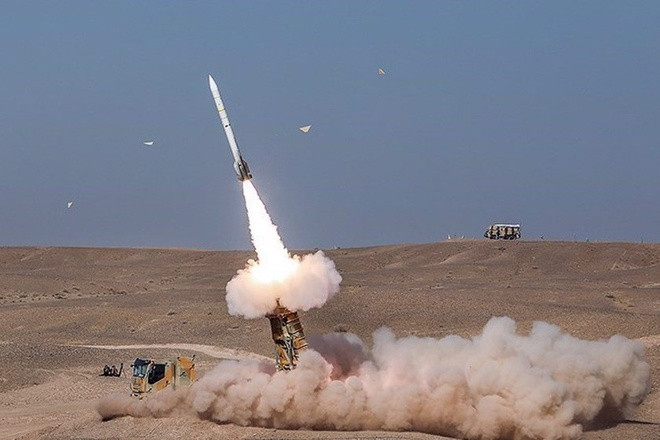 Iran bắt đầu đầu tư mạnh vào việc phát triển ngành công nghiệp hệ thống tên lửa đất đối không tầm xa sau khi Nga chặn việc bán S-300, với Bavar-373 là hệ thống nổi tiếng nhất của quốc gia và được đưa vào sử dụng trong các phiên bản mới ngày càng tinh vi.