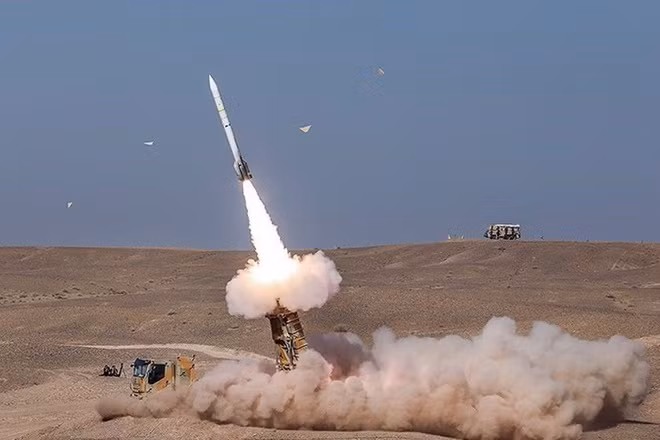 Iran bắt đầu đầu tư mạnh vào việc phát triển ngành công nghiệp hệ thống tên lửa đất đối không tầm xa sau khi Nga chặn việc bán S-300, với Bavar-373 là hệ thống nổi tiếng nhất của quốc gia và được đưa vào sử dụng trong các phiên bản mới ngày càng tinh vi.