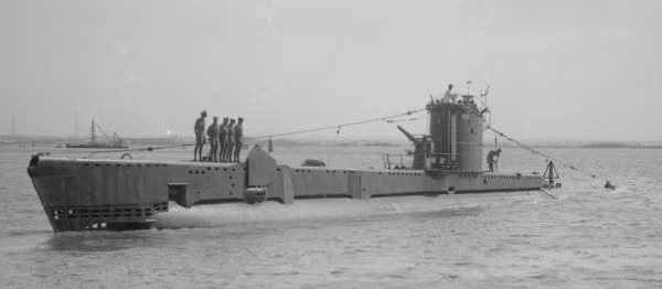 Trang bị vũ khí trên tàu cho dòng tàu ngầm phổ biến của Anh cũng khiêm tốn hơn nhiều so với loại tàu ngầm của Đức. Tổng cộng có 8 quả ngư lôi và 4 ống phóng cỡ nòng 533 mm trên tàu. Tàu cũng được trang bị pháo trên boong cỡ nòng 76,2 mm và 3 súng máy phòng không cỡ nòng 7,62 mm.