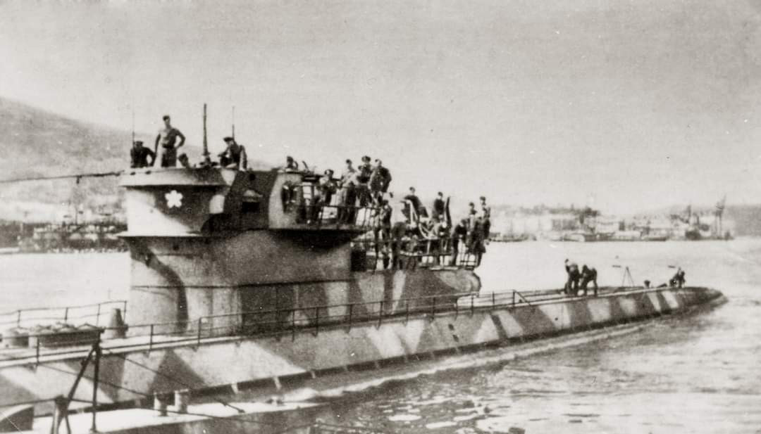 Trên tàu ngầm loại IXD2 được trang bị vũ khí rất mạnh. Tàu mang 24 quả ngư lôi và 6 ống phóng cỡ nòng 533 mm. Pháo trang bị trên tàu U-864 là một khẩu đại bác cỡ nòng 105 mm với 150 quả đạn, cùng pháo phòng không với một khẩu cỡ nòng 37 mm và một khẩu cỡ nòng 20 mm.