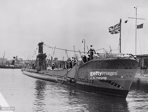 Chỉ huy tàu là Trung úy Jimmy Launders. HMS Venturer tham gia tích cực vào những trận chiến từ tháng 3/1944 và đánh chìm một một số tàu thương mại của Đức và Na Uy, cũng như tàu ngầm U-771 của Đức ngày 11/11/1944.