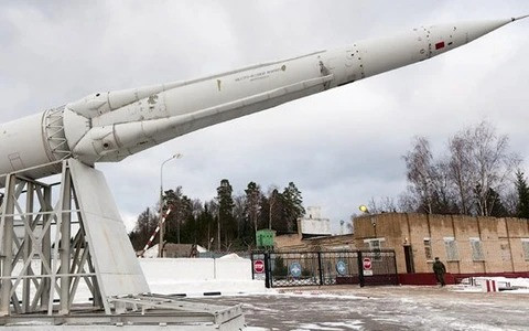 Nga đang triển khai 5 trận địa thuộc hệ thống A-135 tại tỉnh Moskva, mỗi trận địa có 12-16 tên lửa đánh chặn 53T6. Chúng có khả năng tăng tốc rất nhanh, gần như đạt tốc độ tối đa ngay khi rời giếng phóng và lao đi trong tích tắc, thay vì tốn nhiều thời gian lấy độ cao như tên lửa thông thường.