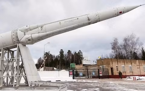 Nga đang triển khai 5 trận địa thuộc hệ thống A-135 tại tỉnh Moskva, mỗi trận địa có 12-16 tên lửa đánh chặn 53T6. Chúng có khả năng tăng tốc rất nhanh, gần như đạt tốc độ tối đa ngay khi rời giếng phóng và lao đi trong tích tắc, thay vì tốn nhiều thời gian lấy độ cao như tên lửa thông thường.