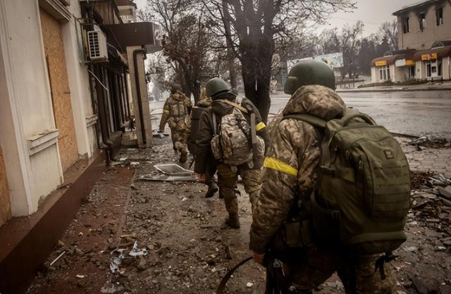 Điều này có nghĩa là quân đội Ukraine vẫn còn ở thành phố Bakhmut và các khu vực phụ cận xung quanh đã cơ bản bị quân đội Nga bao vây. Theo hướng này, cuộc chiến tiêu hao kéo dài hàng tháng trời của quân đội Nga và Wagner cũng sẽ bước vào giai đoạn hủy diệt cuối cùng.