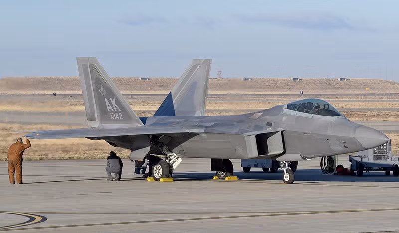 Các chuyên gia của Bộ Quốc phòng Mỹ đã tính toán và cho biết rằng, việc duy trì phi đội ước tính khoảng 184 chiếc F-22 phục vụ trong sáu năm rưỡi cho đến năm 2030 sẽ tiêu tốn của lực lượng không quân 9 tỷ đô la.