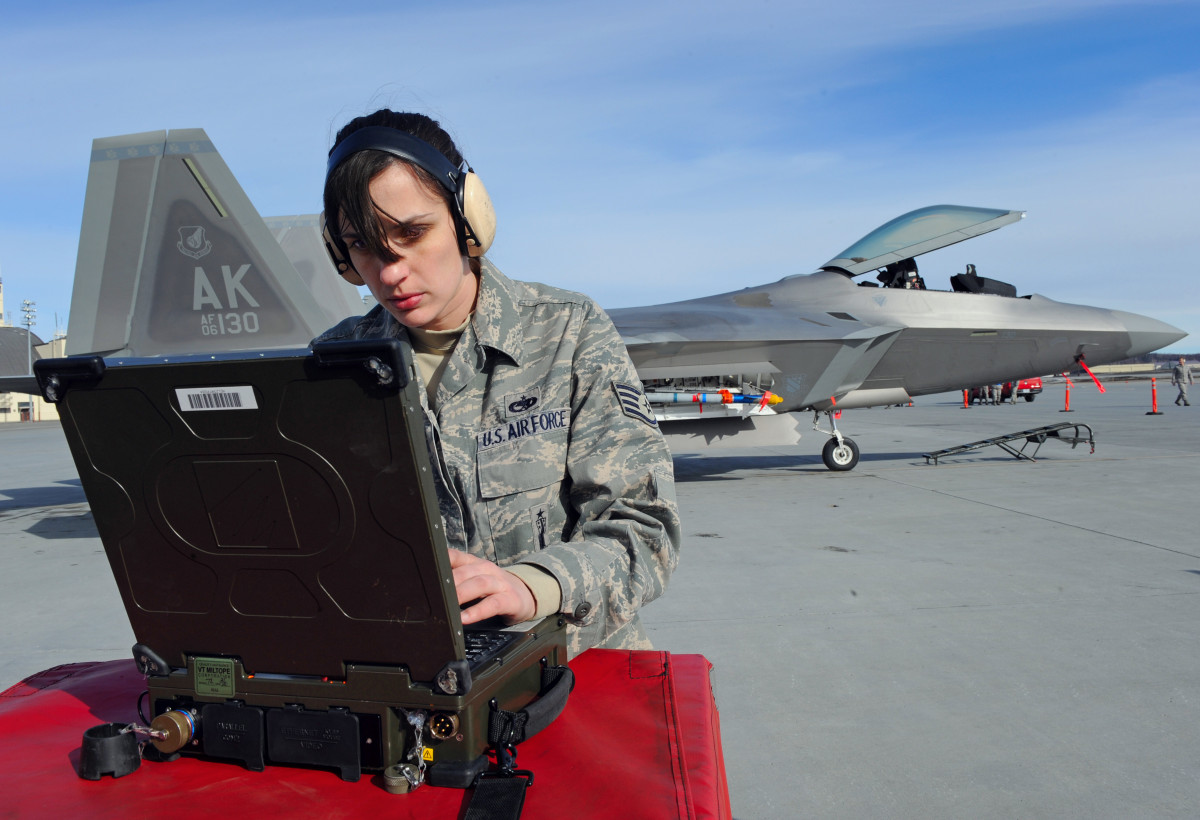 Một yếu tố khác làm tăng chi phí duy trì hoạt động của những chiếc F-22 là sự lỗi của hệ thống điện tử hàng không, thậm chí hạn chế hơn so với các máy bay chiến đấu thế hệ thứ tư từ đầu những năm 2000 và kém xa so với các đối thủ thế hệ thứ năm như F-35 và J-20.