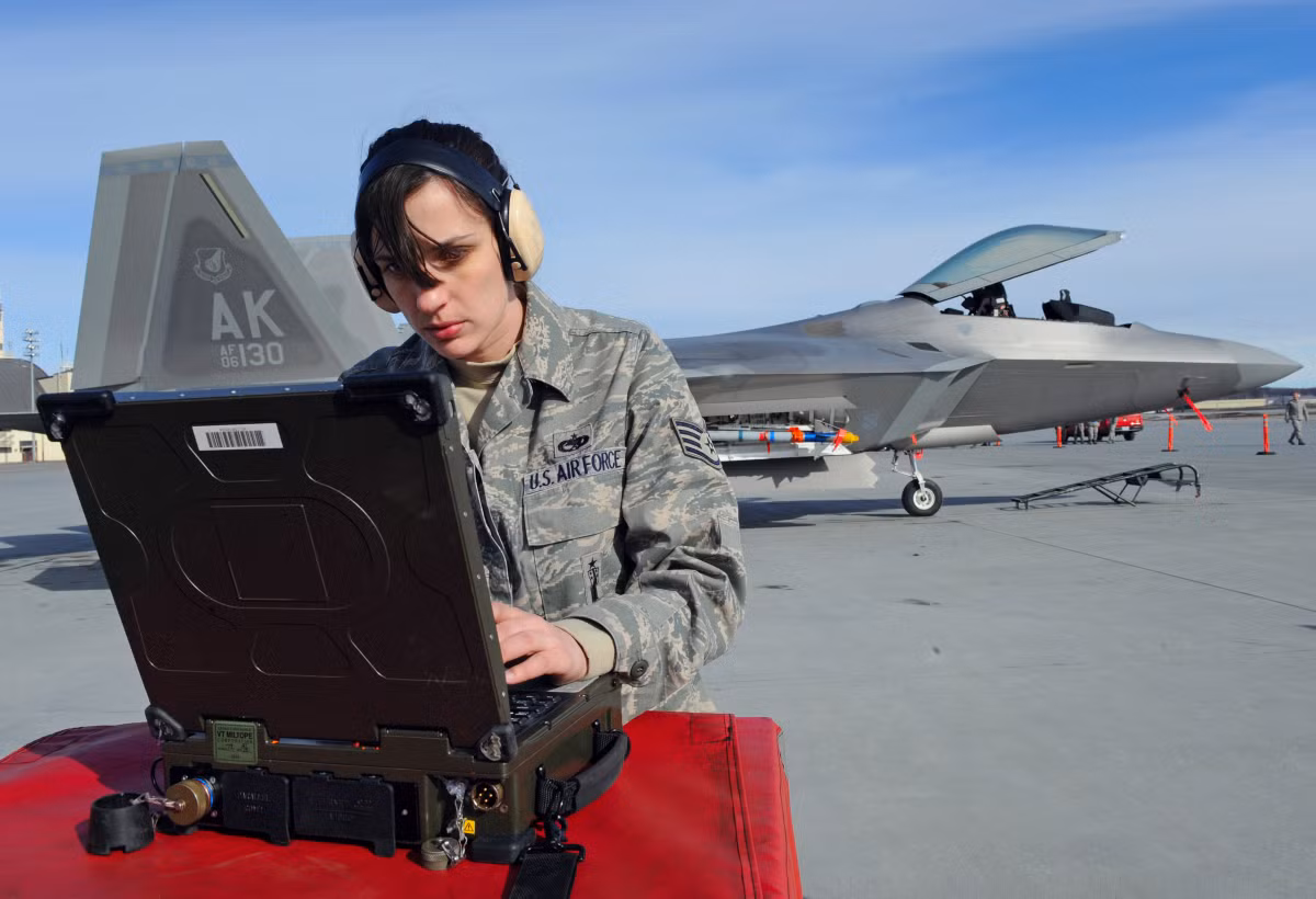 Một yếu tố khác làm tăng chi phí duy trì hoạt động của những chiếc F-22 là sự lỗi của hệ thống điện tử hàng không, thậm chí hạn chế hơn so với các máy bay chiến đấu thế hệ thứ tư từ đầu những năm 2000 và kém xa so với các đối thủ thế hệ thứ năm như F-35 và J-20.