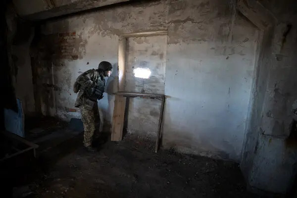 Quân đội Ukraine tiếp tục cử các đội từ tầng hầm xâm nhập vào các vị trí của Nga, sử dụng máy bay không người lái để tìm kiếm và đánh dấu các mục tiêu của Nga, dẫn đường cho pháo binh Ukraine tấn công theo chiều sâu. Máy bay không người lái được sử dụng để trinh sát, súng cối, súng bắn tỉa và bệ phóng tên lửa chống tăng của Nga.