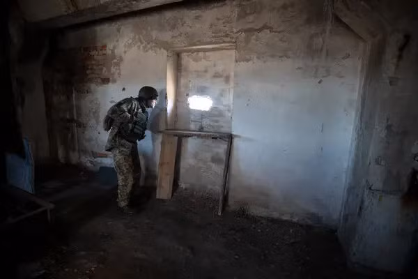 Quân đội Ukraine tiếp tục cử các đội từ tầng hầm xâm nhập vào các vị trí của Nga, sử dụng máy bay không người lái để tìm kiếm và đánh dấu các mục tiêu của Nga, dẫn đường cho pháo binh Ukraine tấn công theo chiều sâu. Máy bay không người lái được sử dụng để trinh sát, súng cối, súng bắn tỉa và bệ phóng tên lửa chống tăng của Nga.