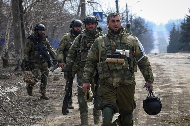 Quân đội Nga đã nhiều lần đột nhập vào vị trí của quân đội Ukraine nhưng không thể hạ gục được và phải rút lui, hậu quả là giẫm phải mìn do quân Ukraine bố trí. Sau khi chiến đấu ở Marinka được một năm, quân đội Nga vẫn đang giao tranh đẫm máu ở các dãy nhà còn lại, liên tục tranh giành từng cứ điểm với quân đội Ukraine.