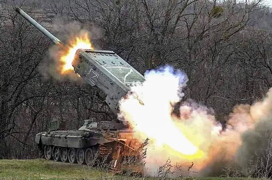 Bệ phóng tên lửa nhiệt áp TOS-1A của Nga đã bắt đầu bắn bom nhiệt áp vào vị trí phòng thủ của quân đội Ukraine. Bệ phóng rocket nhiệt áp T OS-1A có thể phóng liên tục 24 quả bom nhiệt áp, tạo ra nhiệt độ cao 3.000 độ trong diện tích 400x100 mét. Nó đặc biệt được sử dụng để phá hủy vị trí mạnh của kẻ thù trên điểm đột phá tấn công ở mức độ bất thường.