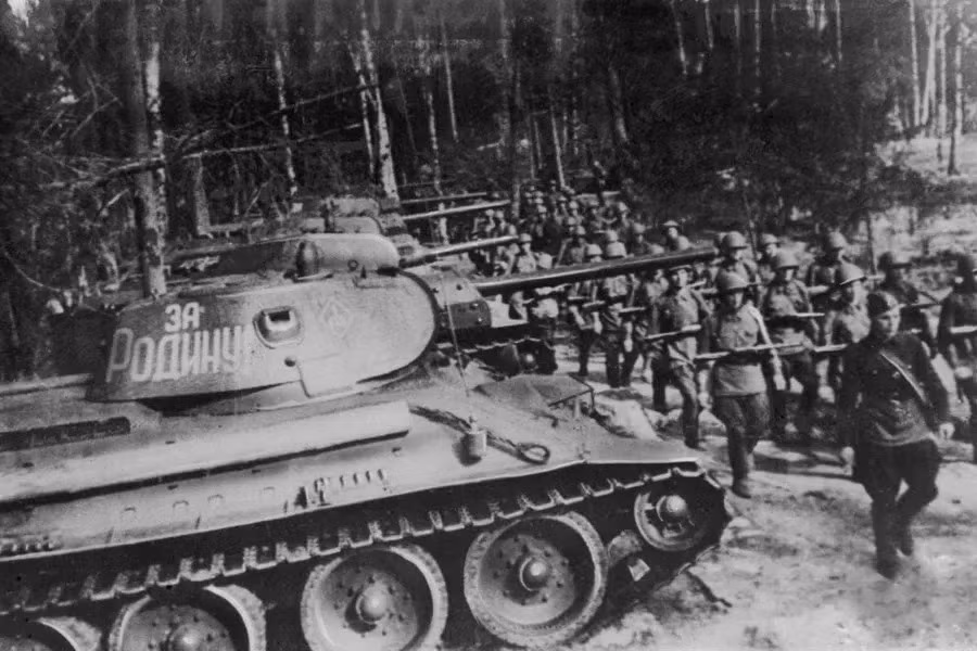 Vì thành tích xuất sắc trong cuộc vượt sông Dnepr, cũng như khả năng lãnh đạo tài tình trong trận Kursk và chiến dịch tấn công Kiev, vào ngày 17/11/1943, Pavel Semyonovich Rybalko đã được trao tặng danh hiệu Anh hùng Liên Xô. Và vào ngày 30/12/1943, ông được phong quân hàm Thượng tướng.