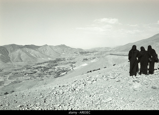 Điều quan trọng là họ nên tin rằng họ đã tự lên kế hoạch trốn khỏi Liên Xô. Để đạt được mục tiêu này, cách Ashkhabad gần 20 km về phía đông nam, gần với Iran, chúng tôi đã thiết lập một vùng đất giả mạo không người nhằm mục đích đánh dấu biên giới Liên Xô-Iran.