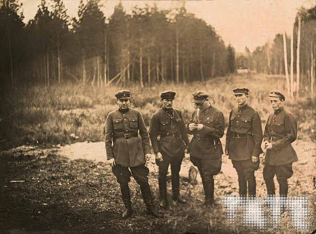 Tuy nhiên, vẫn không thể đơn giản thả các phi công như vậy và Cơ quan Dân ủy Nội vụ Liên Xô (NKVD) được chỉ thị tổ chức một cuộc chạy trốn cho các phi công Mỹ qua biên giới Liên Xô-Iran. Hơn nữa, bản thân người Mỹ phải tin rằng họ đang hành động theo sáng kiến của riêng họ. 