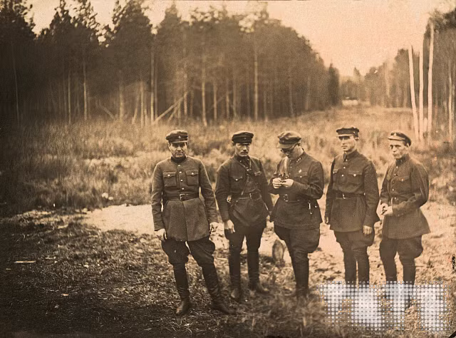 Tuy nhiên, vẫn không thể đơn giản thả các phi công như vậy và Cơ quan Dân ủy Nội vụ Liên Xô (NKVD) được chỉ thị tổ chức một cuộc chạy trốn cho các phi công Mỹ qua biên giới Liên Xô-Iran. Hơn nữa, bản thân người Mỹ phải tin rằng họ đang hành động theo sáng kiến của riêng họ. 