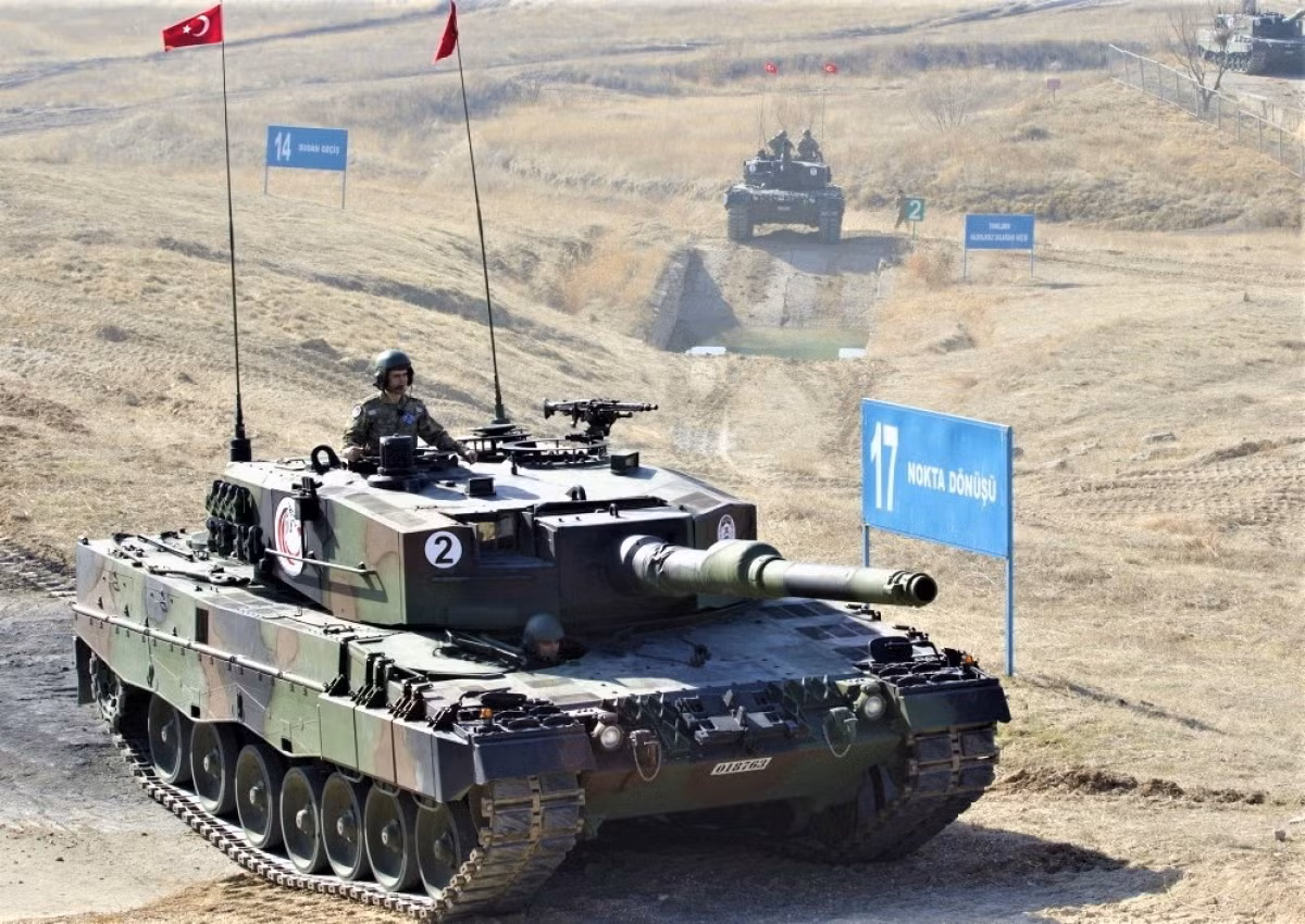 Khả năng sống sót (một trong ba khả năng quan trọng nhất của xe tăng), đã được nâng cấp tương đương với xe tăng thế hệ 3+ với việc bổ sung các mô-đun áo giáp tiên tiến, tăng khả năng bảo vệ thụ động theo mô-đun. Bên cạnh đó, hệ thống bảo vệ chủ động cũng cung cấp khả năng bảo vệ tích cực cho xe tăng Altay mới.