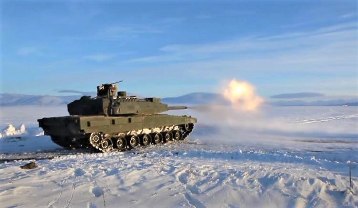 Trong xe tăng Altay mới, các hệ thống vũ khí 12,7 mm và 7,62 mm, đặc biệt là giá đỡ đạn, thiết bị tháp pháo, cánh quạt, kính tiềm vọng phẳng, hệ thống đo phụ trợ bắn tỉa, hệ thống bắn thủ công, máy bơm nhiên liệu và bơm đáy tàu, máy bơm thủy lực, hệ thống áo làm mát cũng nâng cấp.