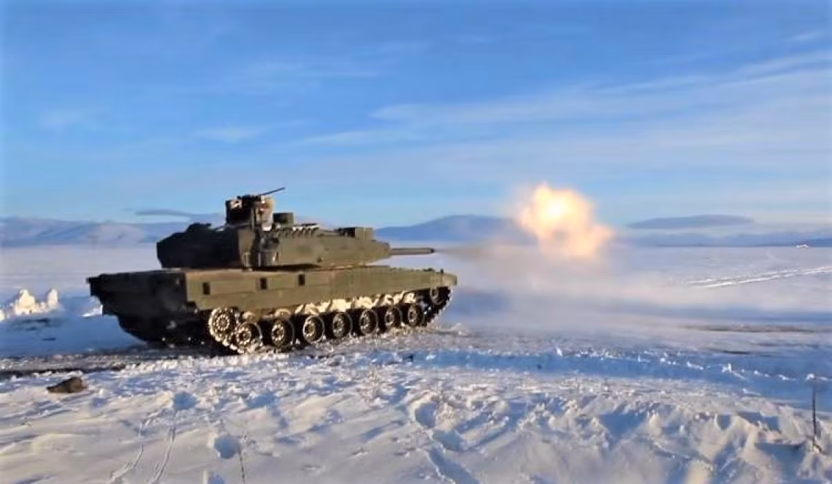 Trong xe tăng Altay mới, các hệ thống vũ khí 12,7 mm và 7,62 mm, đặc biệt là giá đỡ đạn, thiết bị tháp pháo, cánh quạt, kính tiềm vọng phẳng, hệ thống đo phụ trợ bắn tỉa, hệ thống bắn thủ công, máy bơm nhiên liệu và bơm đáy tàu, máy bơm thủy lực, hệ thống áo làm mát cũng nâng cấp.