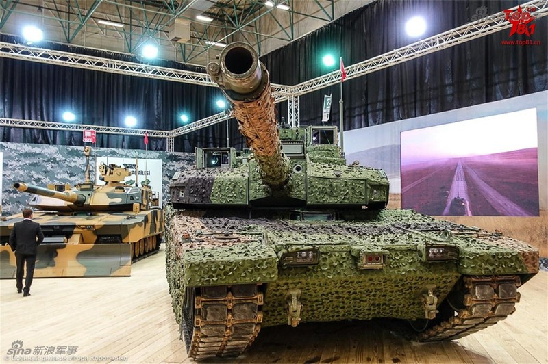 Hệ thống điều khiển của xe tăng được trang bị máy đo laser và hệ thống ổn định hình ảnh nhạy hơn nhiều. Bằng cách này, xe tăng có thể phát hiện mục tiêu ở khoảng cách xa và bắn trúng chính xác mọi mục tiêu có thể gặp trên chiến trường với tỷ lệ trúng đích cao.