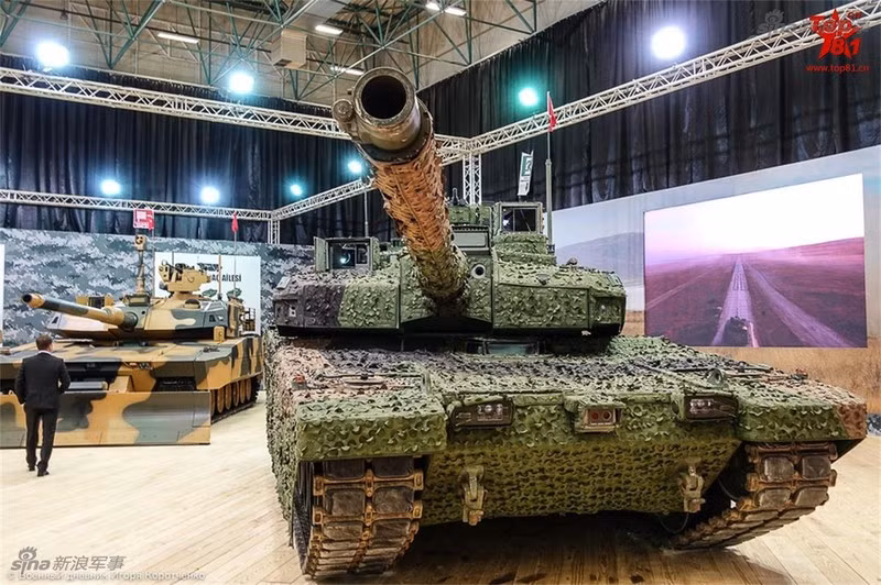 Hệ thống điều khiển của xe tăng được trang bị máy đo laser và hệ thống ổn định hình ảnh nhạy hơn nhiều. Bằng cách này, xe tăng có thể phát hiện mục tiêu ở khoảng cách xa và bắn trúng chính xác mọi mục tiêu có thể gặp trên chiến trường với tỷ lệ trúng đích cao.