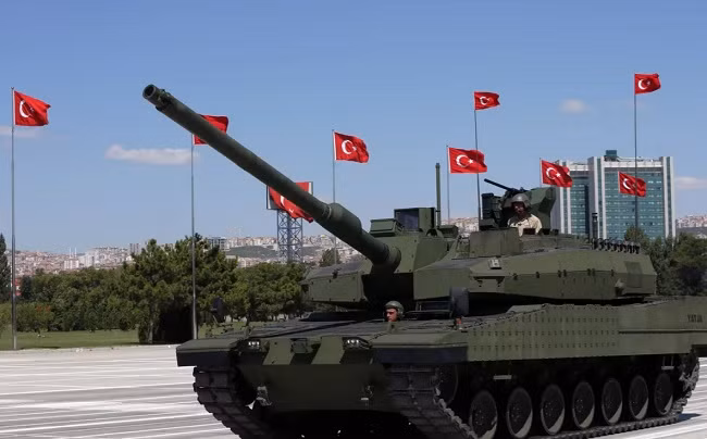 Hôm 23/4, Thổ Nhĩ Kỳ dự kiến sẽ nhận được hai nguyên mẫu đầu tiên của xe tăng chiến đấu chủ lực Altay. Các xe tăng chủ lực Altay dự kiến sẽ đến Sakarya Arifiye để làm lễ nghiệm thu chính thức và sẽ bắt đầu tiến hành các cuộc thử nghiệm trong những tháng tới.
