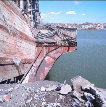 Theo một đoạn video lan truyền trên mạng xã hội, vào tối ngày 10/2 theo giờ địa phương, một chiếc thuyền không người lái đã nhanh chóng đâm vào trụ một cây cầu, sau đó là một vụ nổ dữ dội. Mức độ thiệt hại chính xác của cây cầu vẫn chưa được biết, nhưng "rõ ràng là các cột chống đỡ cây cầu đã bị hư hại", báo cáo cho biết.