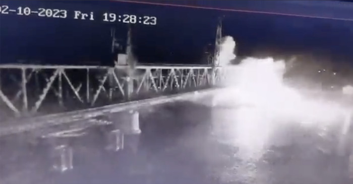 Theo trang tin NetEase, vào tối ngày 10/2 theo giờ địa phương, cầu Zatoka, cây cầu chiến lược quan trọng nối Moldova và Romania với thành phố Odessa của Ukraine, đã bị một chiếc thuyền không người lái của Nga đột kích, thu hút sự chú ý của thế giới.