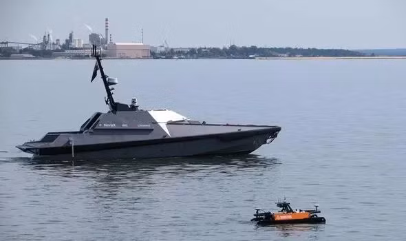 Theo báo cáo của truyền thông Ukraine, chiếc thuyền không người lái tiến hành cuộc tấn công dường như đã khởi hành từ Biển Đen. Nhưng câu hỏi quan trọng nhất là, chính xác thì quân đội Nga đã kiểm soát chúng như thế nào? Phân tích chỉ ra rằng cần có các hệ thống liên lạc tiên tiến hơn để điều khiển các phương tiện không người lái hoặc cần có kết nối tầm nhìn thẳng.