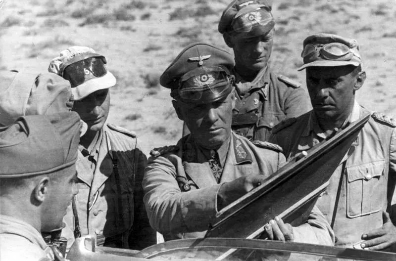 Nguyên soái Erwin Rommel, người được quân đội Anh đặt cho biệt danh “Cáo sa mạc”, chỉ huy quân đoàn Panzer 5, quân đội Đức Quốc xã đổ bộ lên Tripoli (thủ đô Libya) để ngăn chặn phe Đồng minh tiếp cận Tunisia.