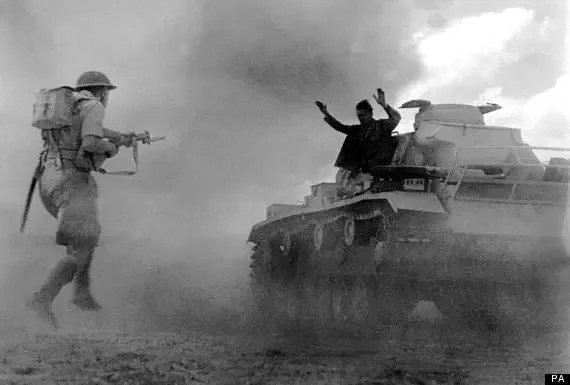 Ngày 30/1/1943, sư đoàn Panzer 21 đụng độ quân đội Pháp ở đèo Paid. Quân đội Pháp sử dụng pháo 75 mm tấn công dữ dội gây thương vong nặng nề cho bộ binh Đức. Sư đoàn thiết giáp số 1 của Mỹ xung trận phá hủy một số xe tăng Đức và buộc quân đội phát xít phải rút lui.