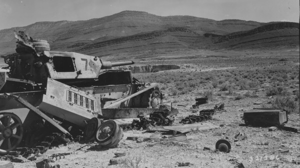 Sư đoàn Panzer 21 tấn công trở lại vào đèo Paid, thương vong của bộ binh Mỹ trở nên trầm trọng bởi vì họ chỉ đào những rãnh cạn để ẩn nấp, trong khi họ cần phải đào hầm trú ẩn cá nhân. Xe tăng Đức dễ dàng nghiền nát các binh sĩ nấp dưới rãnh vì chúng quá cạn.