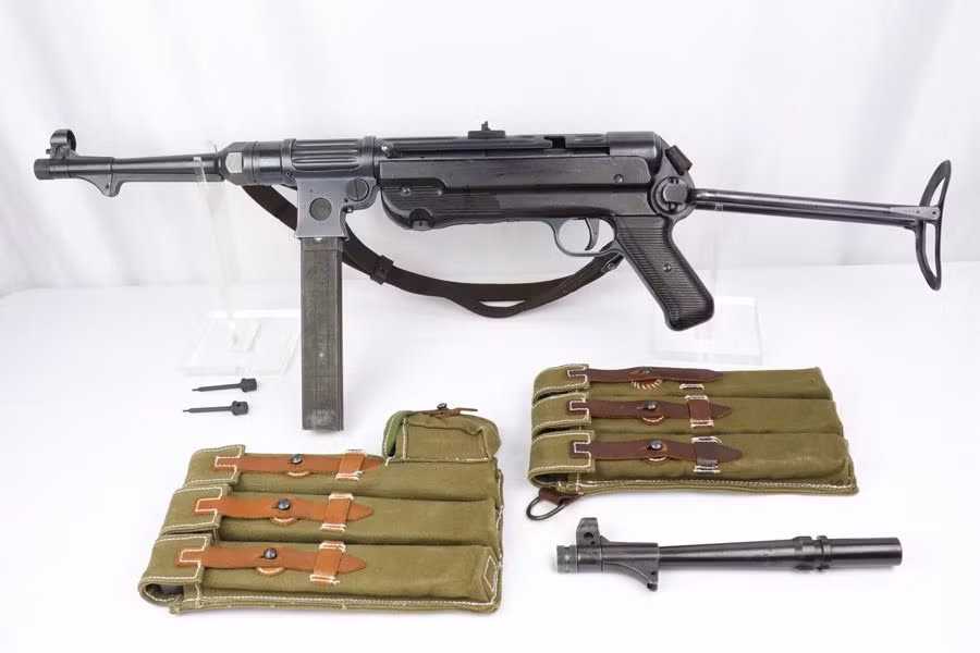 Trong quá trình sản xuất các bộ phận của MP-38, lần đầu tiên công nghệ dập chính xác và tiện thủ công đã được thay thế bằng dập nguội và đúc. Điều này có nghĩa là việc xử lý thủ công chỉ cần áp dụng để tạo ra các thành phần chính, như nòng súng và cò súng. Điều này đã làm giảm chi phí thiết kế và còn cho phép tiến hành sản xuất ngay cả trong các xưởng nhỏ.