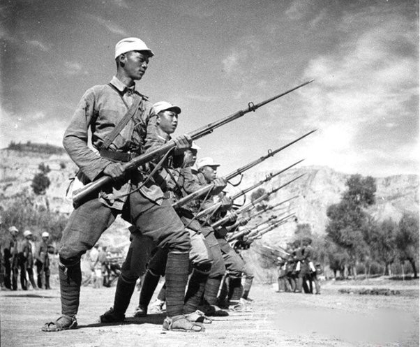 Sau Thế chiến I, rõ ràng súng trường - vũ khí chính của một người lính không còn đáp ứng nhu cầu hiện đại. Một mặt, chúng đơn giản, đáng tin cậy trong thiết kế, có lực sát thương và tầm ngắm xa tuyệt vời.