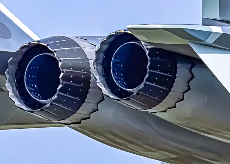 Sự xuất hiện của chuyến bay J-20 thử nghiệm động cơ WS-15 cho thấy rằng động cơ mới đã bắt đầu được đưa vào sản xuất hàng loạt. Động cơ này dự kiến sẽ giúp cho J-20 dễ điều khiển hơn, đồng thời cung cấp nhiều năng lượng hơn cho các cảm biến và hệ thống điện tử hàng không trên máy bay.