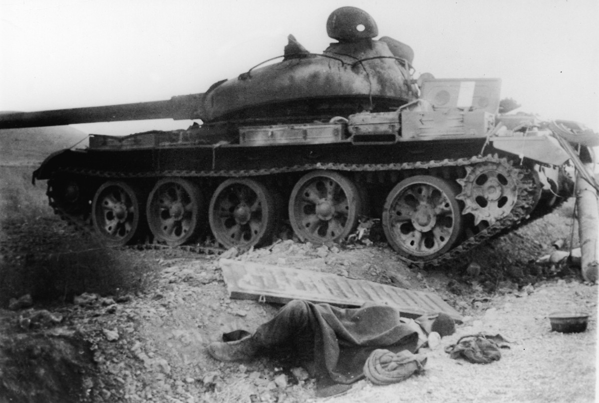 Và khi chiếc T-54/55 đầu tiên được các chuyên gia phương Tây thu thập vào năm 1956 để kiểm tra, người ta thấy rằng nó không chỉ nhẹ hơn 10 tấn so với chiếc xe tăng hàng đầu của NATO khi đó là M48A2, mà nó còn được trang bị vũ khí và bọc thép tốt hơn nhiều.