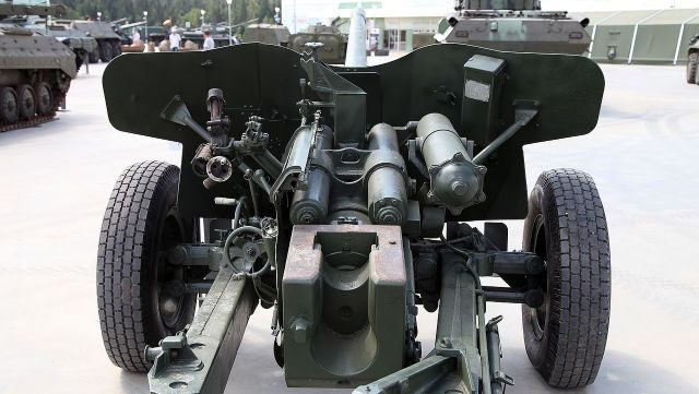 Theo các chuyên gia đây có thể là pháo chống tăng MT-12 Rapier hoặc 2A29. Mặc dù đã có hơn nửa thế kỷ lịch sử nhưng những khẩu súng chống tăng này vẫn được cả lực lượng vũ trang Nga và Ukraine yêu thích sử dụng.