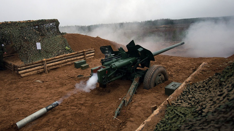 Về nguyên tắc, MT-12 có thể sử dụng loại đạn 9M117 Bastion. Chúng là tên lửa chống tăng điều khiển bằng tia laser của Nga. Loại đạn chống tăng này có thể xuyên giáp những loại xe tăng cũ. Ví dụ, Bastion có thể làm hỏng xe tăng T-55 và T-62.