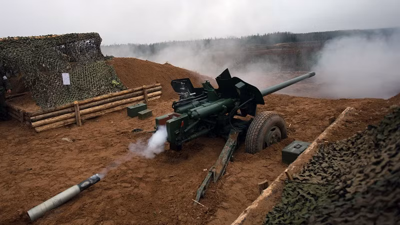 Về nguyên tắc, MT-12 có thể sử dụng loại đạn 9M117 Bastion. Chúng là tên lửa chống tăng điều khiển bằng tia laser của Nga. Loại đạn chống tăng này có thể xuyên giáp những loại xe tăng cũ. Ví dụ, Bastion có thể làm hỏng xe tăng T-55 và T-62.