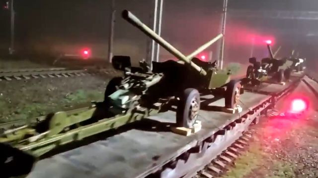 Theo trang tin Bulgarianmilitary, một đoạn video được đăng trực tuyến cho thấy, Nga đã đưa các khẩu pháo chống tăng 100mm hơn 50 năm tuổi từ các kho dự trữ của mình chất lên một chuyến tàu và gửi tới Ukraine.