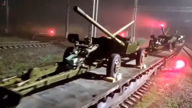 Theo trang tin Bulgarianmilitary, một đoạn video được đăng trực tuyến cho thấy, Nga đã đưa các khẩu pháo chống tăng 100mm hơn 50 năm tuổi từ các kho dự trữ của mình chất lên một chuyến tàu và gửi tới Ukraine.