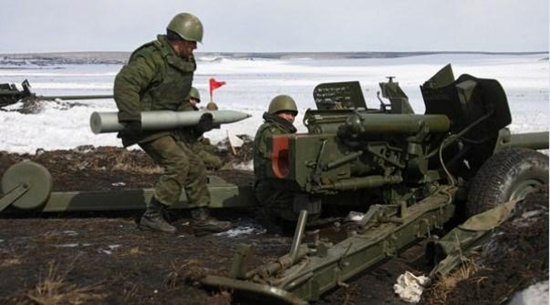 MT-12 khó có thể thể hiện xuất sắc ở tuyến đầu. Mặc dù là một loại súng tuyệt vời cho các chiến hào và xe bọc thép hạng nhẹ, nhưng MT-12 không thể ngăn chặn một chiếc xe tăng hiện đại.