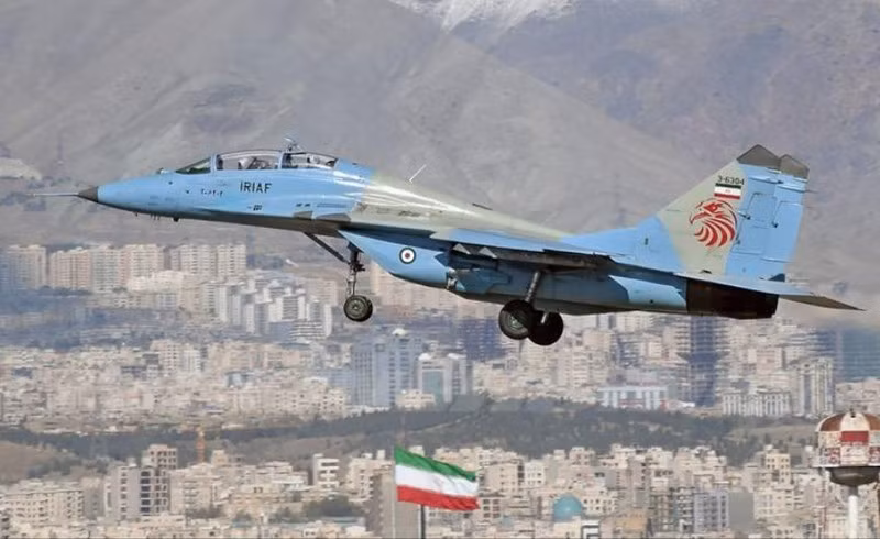 Bi cam van hon 4 thap ki, Iran chat vat tim may bay moi