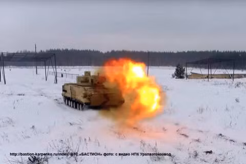 Xe có hệ thống treo khí nén, có thể được điều chỉnh để phù hợp với địa hình, và có thể lội nước hoàn toàn nhờ 2 hệ thống đẩy nước, có thể bắn trong khi đang bơi. Nó cũng được lắp một lưỡi dao phía trước và có thể tự đào ủi để tạo vị trí phòng thủ.