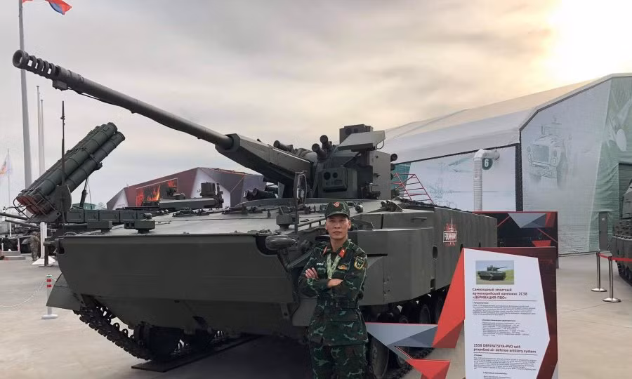 Nó có thể phát hiện máy bay tấn công mặt đất A-10 Thunderbolt II ở cự li lên tới 6.400-12.300m tùy thuộc vào chế độ làm việc, các UAV nhỏ như IAI Bird Eye 400 - cự li 700-4.900m. Khí tài trinh sát quang điện tử có trường quan sát rộng, bao quát 360 độ với tầm rà quét trên 12km.