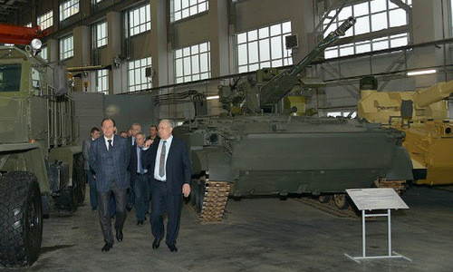 Xe 2S38 cũng được trang bị hệ thống bảo vệ kíp xe khỏi các tác nhân hóa-xạ-sinh, hệ thống chữa cháy tự động, ống phóng lựu đạn khói ngụy trang (ngoài khả năng tạo màn khói bằng cách bơm nhiên liệu vào ống xả khí thải - giống như các phương tiện chiến đấu thời Liên Xô).