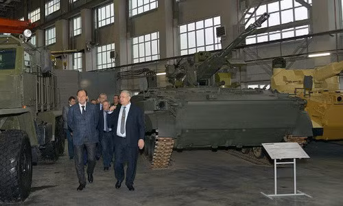 Xe 2S38 cũng được trang bị hệ thống bảo vệ kíp xe khỏi các tác nhân hóa-xạ-sinh, hệ thống chữa cháy tự động, ống phóng lựu đạn khói ngụy trang (ngoài khả năng tạo màn khói bằng cách bơm nhiên liệu vào ống xả khí thải - giống như các phương tiện chiến đấu thời Liên Xô).