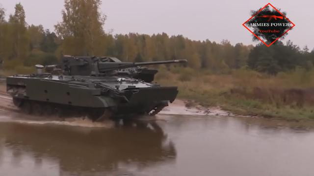 2S38 được trang bị động cơ diesel UTD-29 V-10, công suất 500 mã lực, dùng hộp số sàn với 4 số tiến và 2 số lùi. Động cơ được gắn ở phía sau để phân bổ trọng lượng tốt hơn và cải thiện khả năng lội nước.