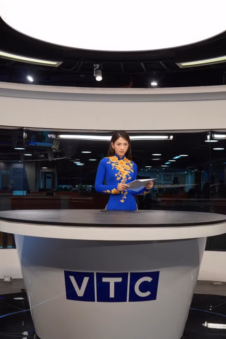 Để trở thành biên tập viên truyền hình, không chỉ trau dồi kỹ năng, Lê Bống còn có sự thay đổi về phong cách thời trang rõ nét.